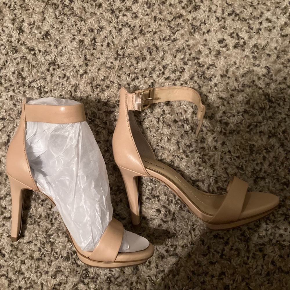 Never worn size 7 Gianni Bini pumps